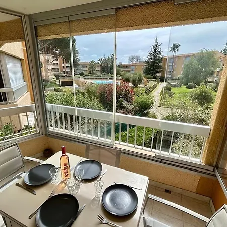 Bedroom In Pool Parking ル・ラヴァンドゥー