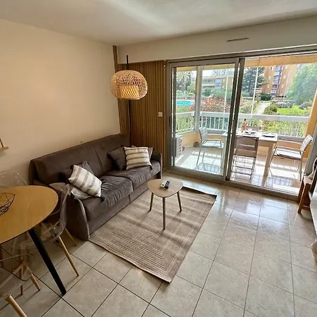 Bedroom In Pool Parking Daire *