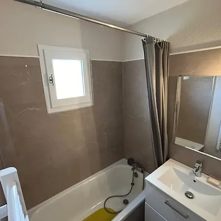 Bedroom In Pool Parking Appartement