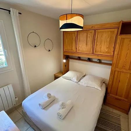 Apartment Bedroom In Pool Parking Le Lavandou