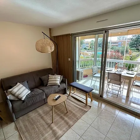 Bedroom In Pool Parking Apartment *