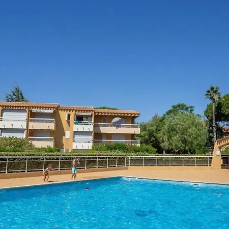 Bedroom In Pool Parking Apartment Le Lavandou