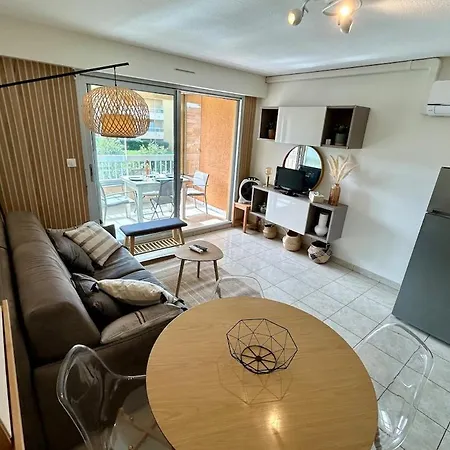 Bedroom In Pool Parking Apartment Le Lavandou