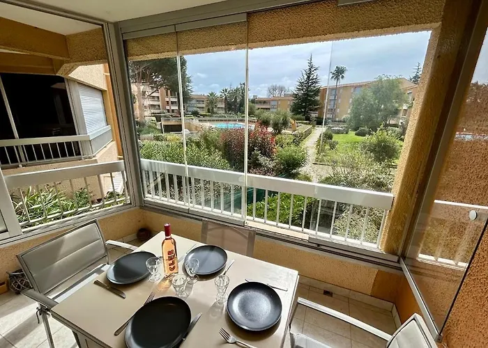 Bedroom In Pool Parking Le Lavandou
