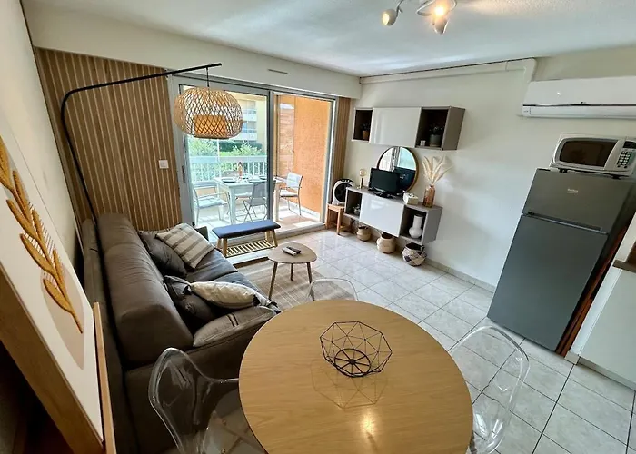 Bedroom In Pool Parking Apartmán Le Lavandou